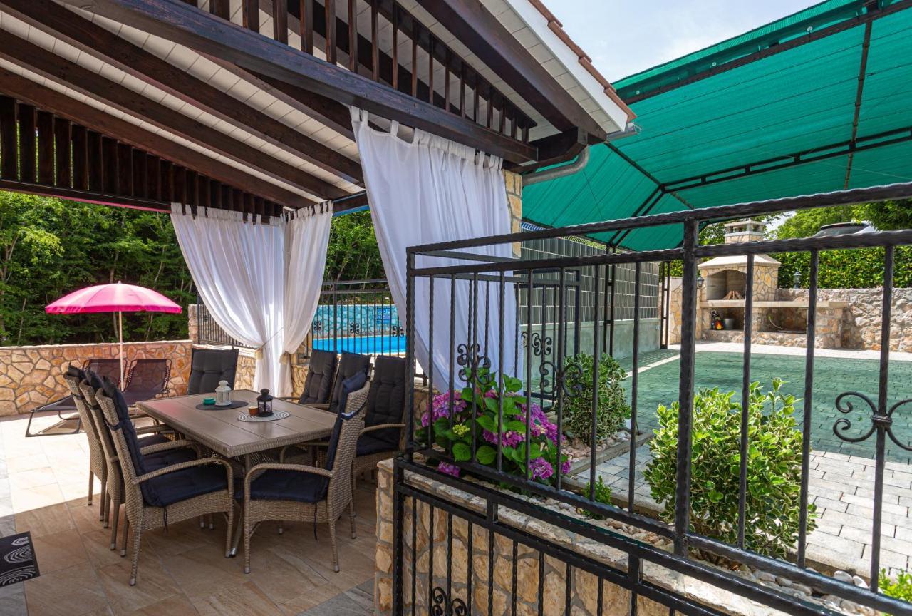 Apartment With A Private Swimming Pool, Garden & Bbq Gostinjac Luaran gambar