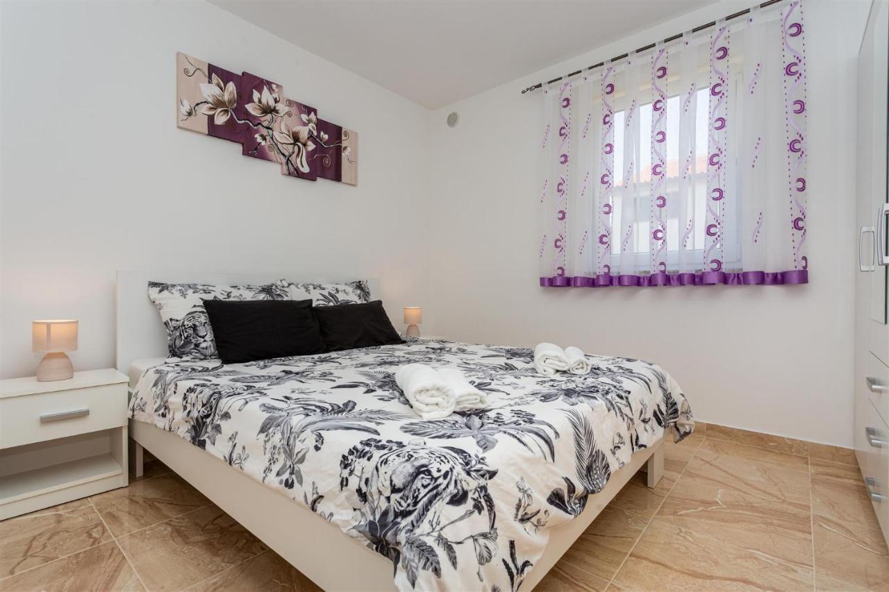 Apartment With A Private Swimming Pool, Garden & Bbq Gostinjac Luaran gambar