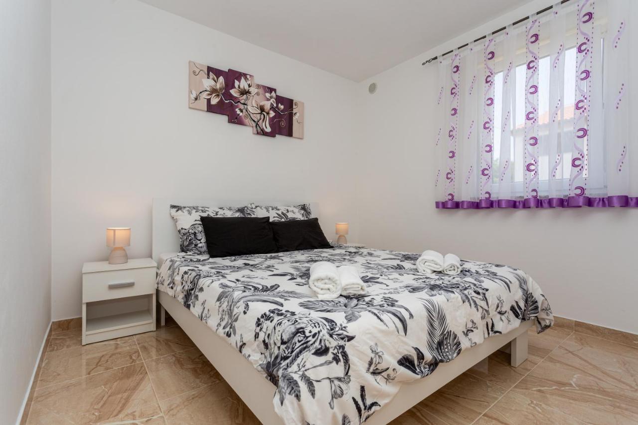 Apartment With A Private Swimming Pool, Garden & Bbq Gostinjac Luaran gambar