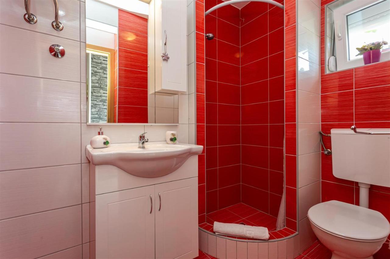 Apartment With A Private Swimming Pool, Garden & Bbq Gostinjac Luaran gambar