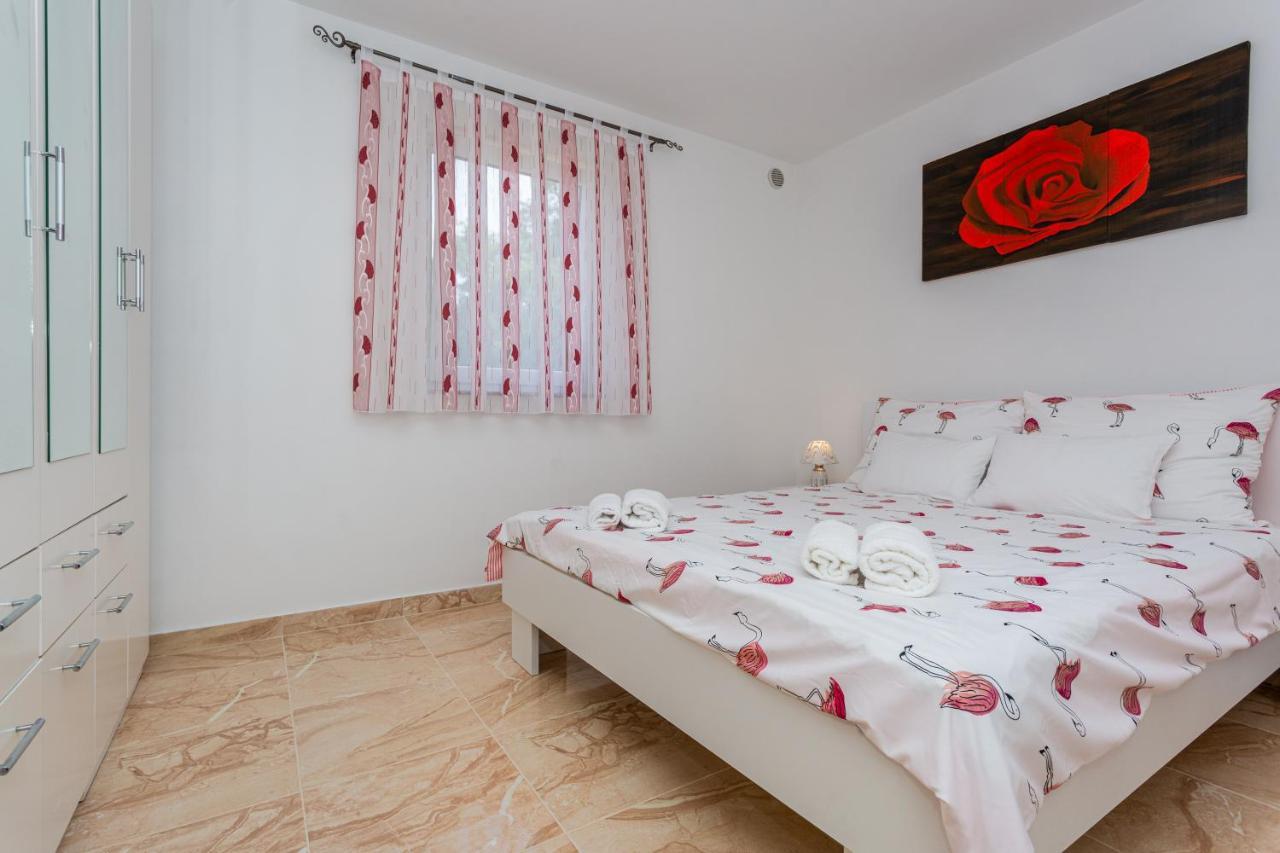Apartment With A Private Swimming Pool, Garden & Bbq Gostinjac Luaran gambar