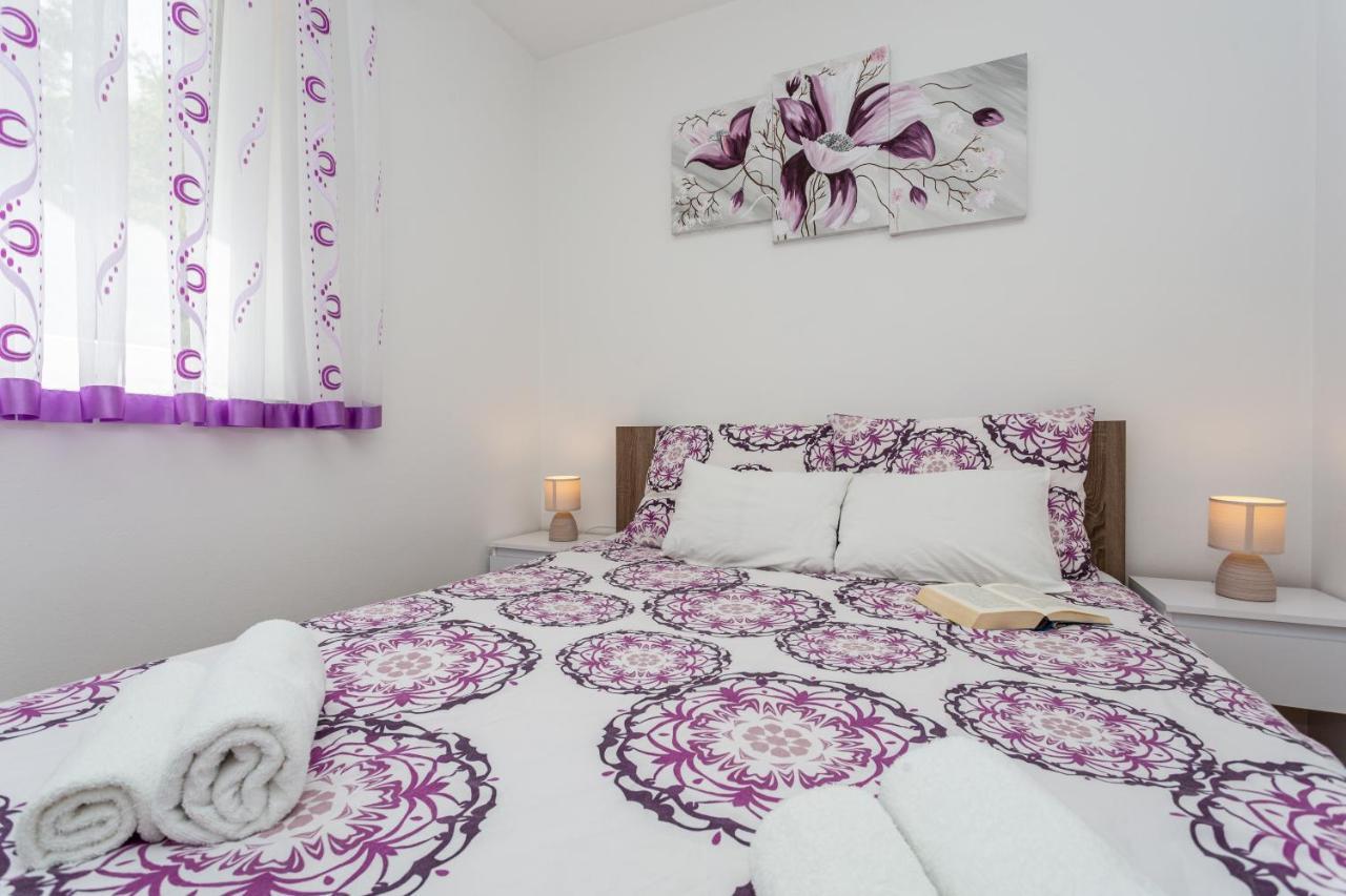 Apartment With A Private Swimming Pool, Garden & Bbq Gostinjac Luaran gambar