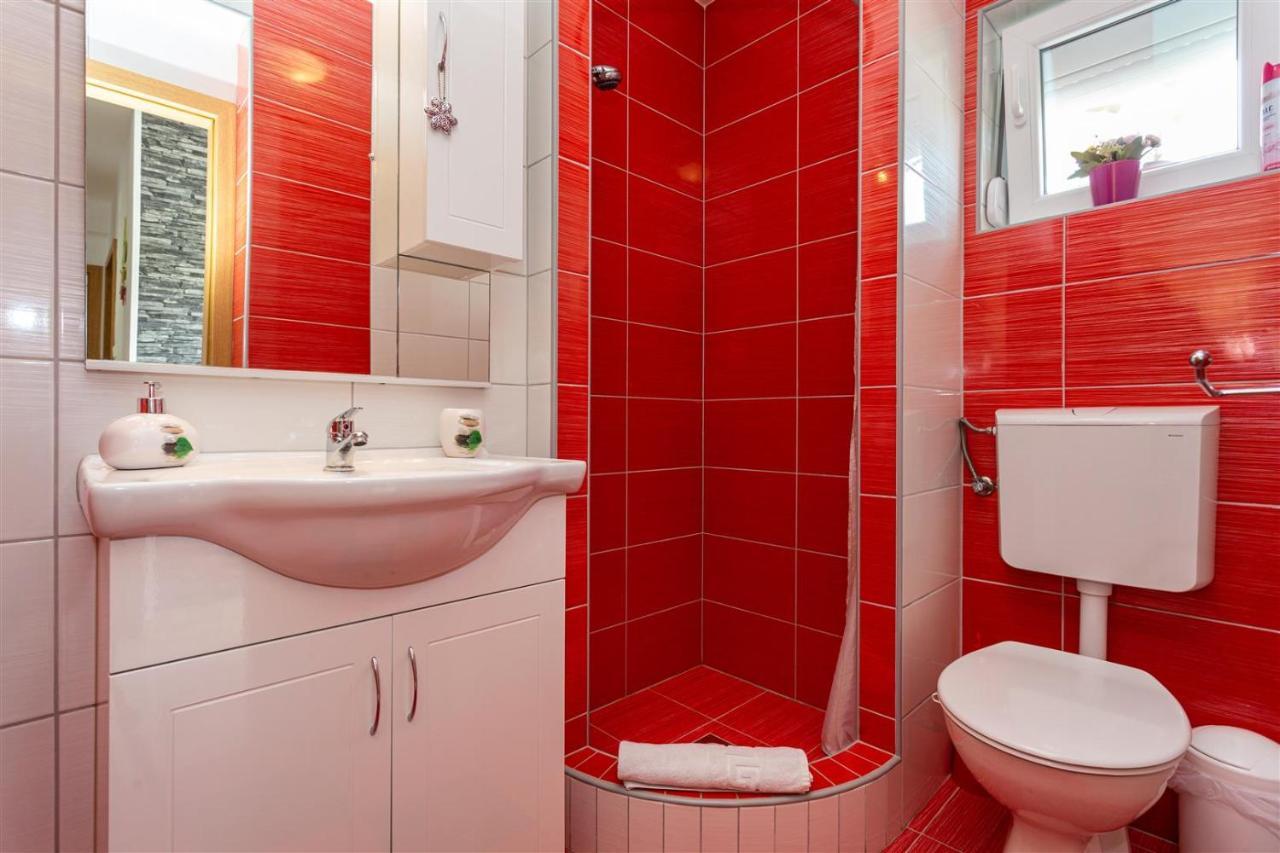 Apartment With A Private Swimming Pool, Garden & Bbq Gostinjac Luaran gambar