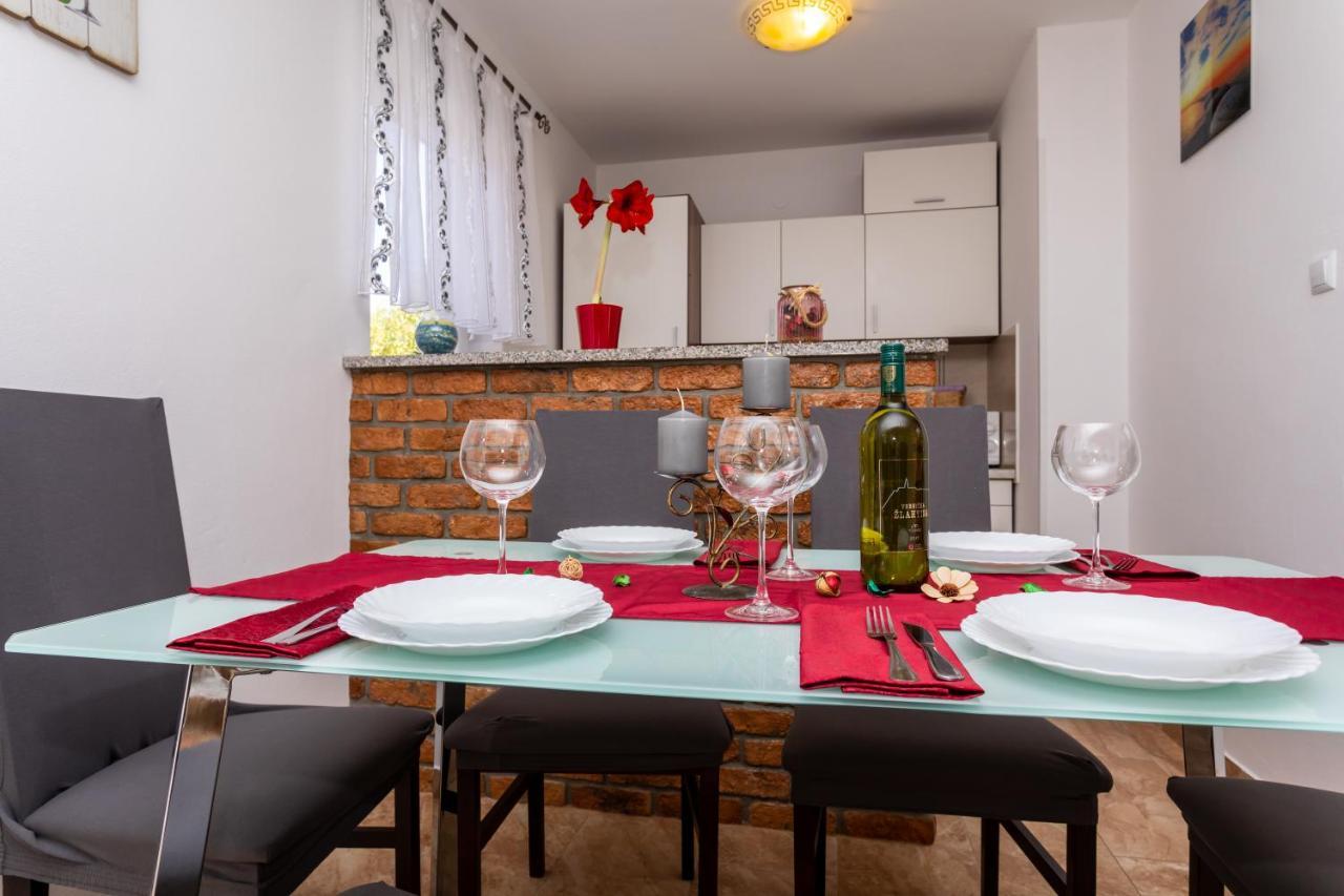 Apartment With A Private Swimming Pool, Garden & Bbq Gostinjac Luaran gambar