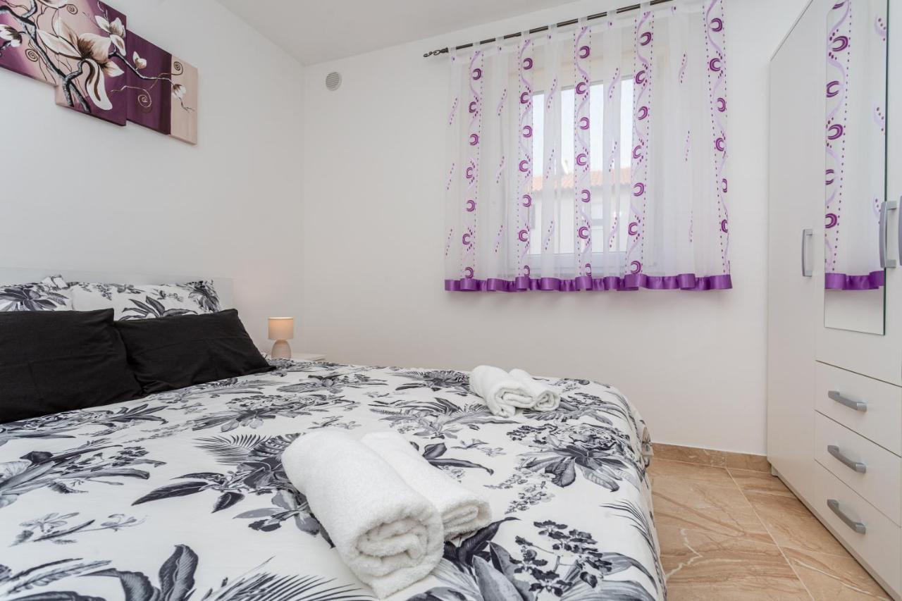 Apartment With A Private Swimming Pool, Garden & Bbq Gostinjac Luaran gambar